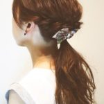 ローポニーテールで大人のヘアアレンジへ！